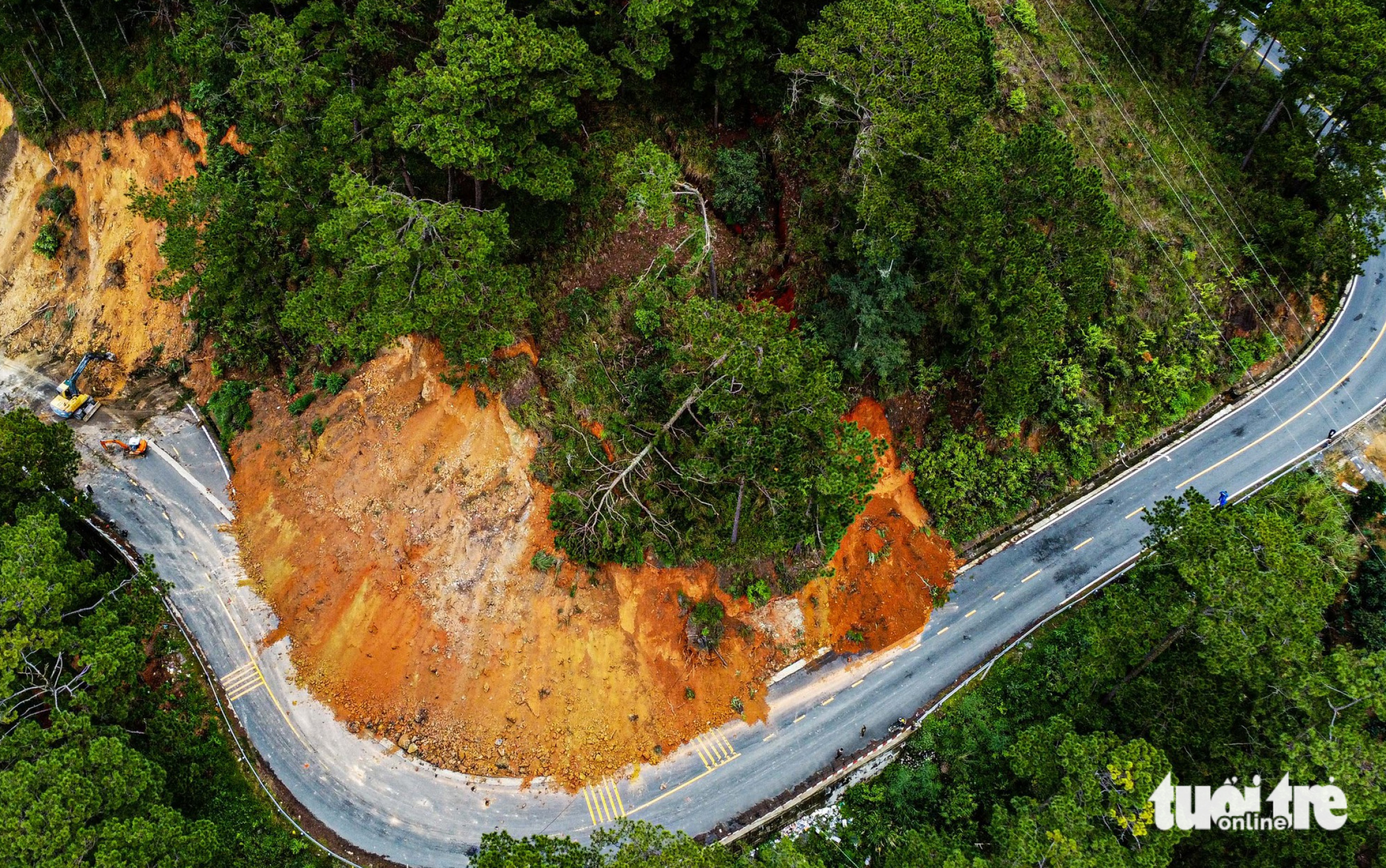 通往大叻的D'Ran山口发生滚石、滑坡、道路开裂、山体大裂缝